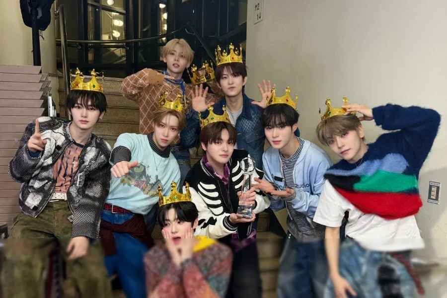 ALPHA DRIVE ONE Sabet Trofi Kedua "Music Bank" Lewat "FREAK ALARM"