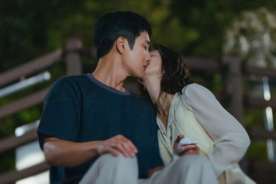 Lee Joo Bin Beri Ciuman Pipi Mengejutkan untuk Ahn Bo Hyun di 'Spring Fever'