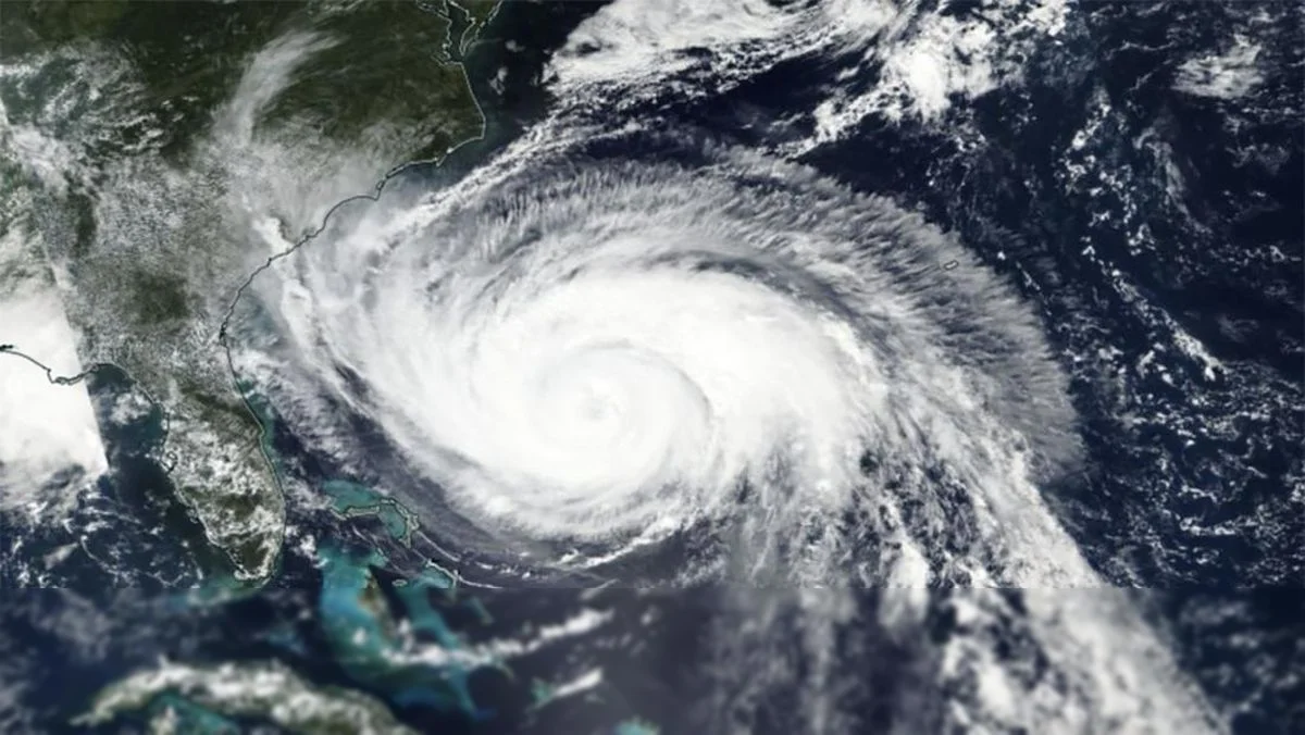 Luana Menggila! BMKG: Siaga Hujan Lebat & Gelombang 6 Meter!