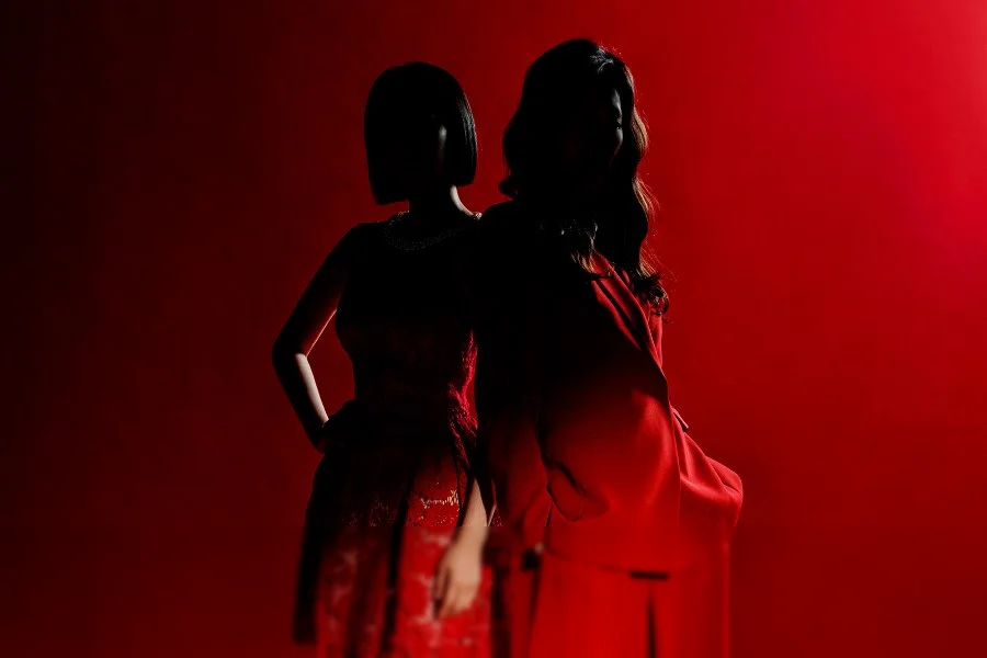 Misteri Identitas: Park Jin Hee & Nam Sang Ji di Poster 'Pearl in Red'